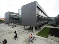 Zagrebačke gimnazije IV. zagrebačka gimnazija B  Gubitkom stare zgrade na Rooseveltovom trgu , Grad Zagreb se obvezao izgraditi novu školsku zgradu za potrebe I. i IV. gimnazije. To obećanje je izvršeno izgradnjom moderne zgrade u Novom Zagrebu u naselju Utrine (arhitekt Poljanec). Nastava je kabinetska. U školskoj godini 1991./92., na početku drugog obrazovnog razdoblja, poslije božićnih i novogodišnjih blagdana, u siječnju 1992. godine učenici, profesori i djelatnici prešli su rijeku Savu, te nastavili raditi u novoj zgradi.